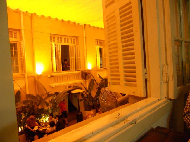 晩飯は、クチコミでも大人気の「ニャーハンゴン」<br />ここは、安くてうまい！<br />吹き抜けになっていて、店全体がよく見渡せる。