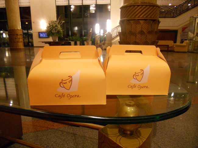 4日目。<br />朝５：５０にホテルにピックアップ。<br />朝ごはんゆっくり食べたかったな〜。<br />チェックアウトのときに、朝食を渡された。<br />ピックアップのバスの中を見ると、みなさん何かしら紙袋などを持っている。<br />朝早い人には、どのホテルもこんなサービスをしているのですね。<br />うれしいサービス(^-^)<br /><br />