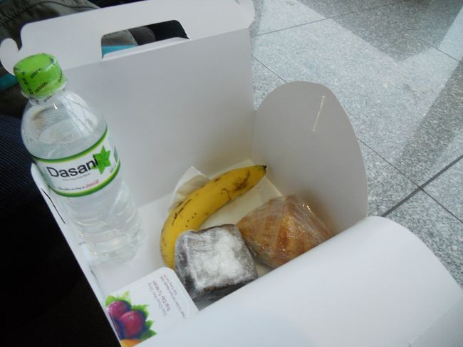 中は、パン・ヨーグルト・バナナ・水です。<br />みんな、空港で食べていました。