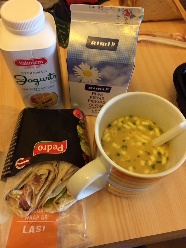 リガからエストニアのタリンへ移動の日。<br /><br />この日も前日スーパーで調達した朝ごはんをいただきます。<br />ラップサンド的なもの、カップスープに、残っていた飲むヨーグルトと牛乳。<br /><br />スープは前の日のほうがおいしかった。