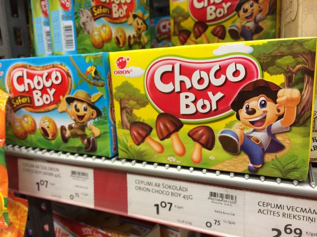 スーパーにちょっと寄ってバスターミナルへ。<br /><br />どこかで見たようなお菓子…。<br />これはアリなんでしょうか。