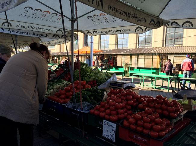 建物の外は野菜が並んでいました。