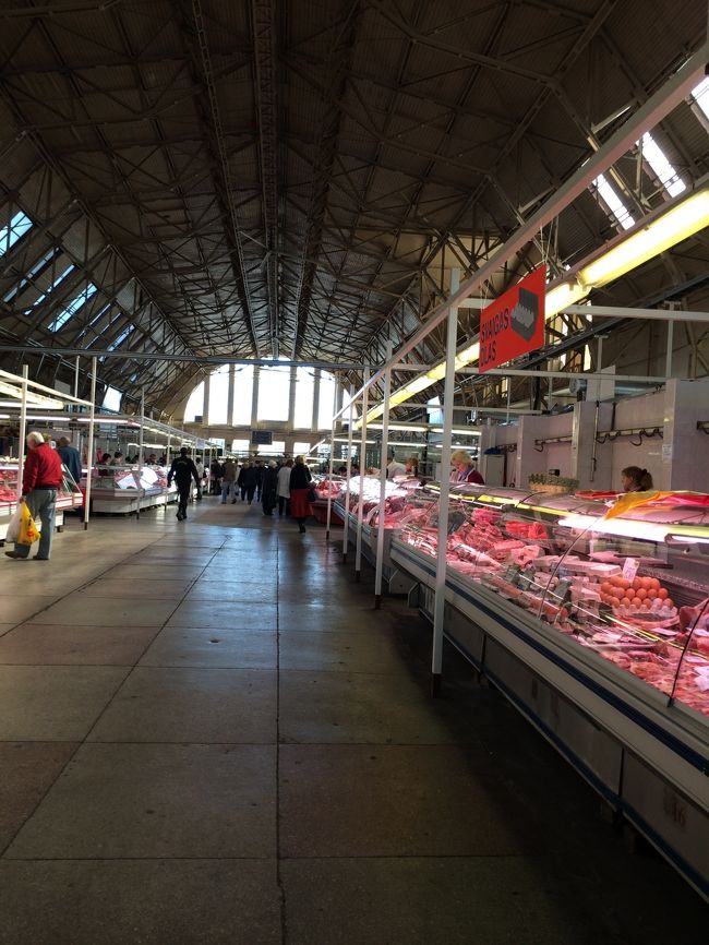 市場の建物はかつて飛行船を格納していた倉庫だったそうで、天井が丸いです。<br />お肉、魚、惣菜系と建物ごとに分かれていました。<br /><br />こちらはお肉の建物。