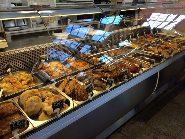 こちらはお惣菜の建物。<br /><br />お惣菜がすっごくおいしそう。<br />朝ごはんはスーパーでなく市場で買えばよかったなぁ…。