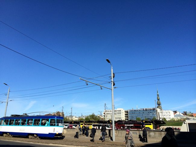 中央市場の前の通りをトラムも走ってました。<br />通行人、普通に線路を横切ってます（笑