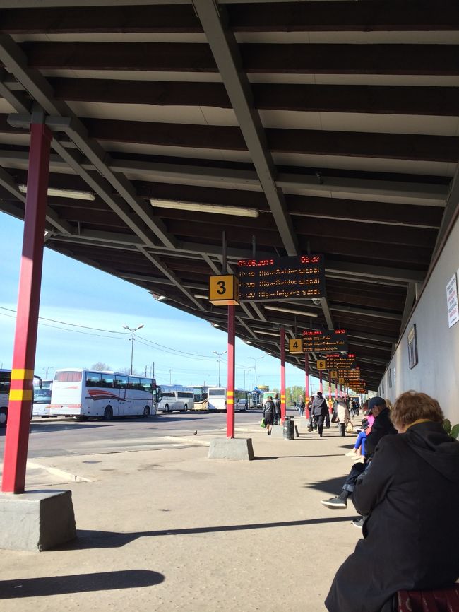 一国の首都のものとしてはあっさりしたバスターミナル。