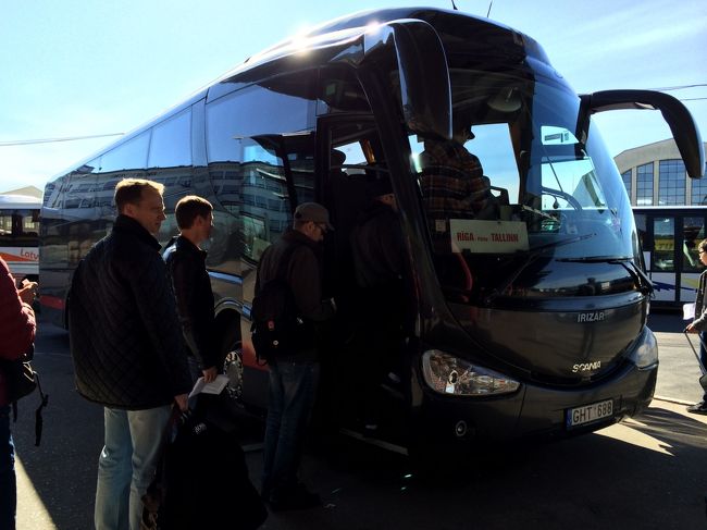 バスがやってきました。<br />Lux Expressという会社のバスです。<br /><br />さすが首都同士結ぶバスだけあって立派ですが、バスのグレードとしては普通のもの。<br />本当はもっとリッチなグレードのバスに乗りたかったのだけど、時間が合わずこのバスになりました。<br /><br />車内はWifi使えて（電波は不安定だったけど）フリードリンクで、確か18ユーロだったかな。<br />バス自体は快適でしたが通路を挟んで隣に座っていた若者グループがすごくうるさくてつらかった。