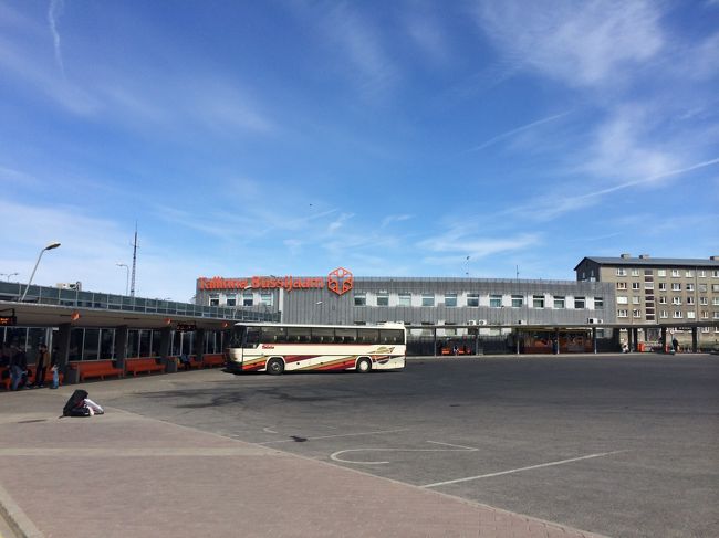 途中、パルヌという街で休憩を挟んで、4時間ほどでタリンに到着しました。<br /><br />同じバスに2組くらい日本人と思われる方が乗っていたのだけど、そのうちの1組のご夫婦から声をかけられました。<br />夫婦で2ヶ月のヨーロッパ旅行中で、ちょうどこの日が折り返し地点とのこと。<br />うらやましい〜〜。<br /><br />急ぐ旅でもないためガイドブック類は持っていないそうです。<br />ゆっくりお話してみたかったけど、宿のチェックインの時間もあったので街中への交通手段をご案内してお別れしました。<br /><br />私たちはバスターミナルの売店でuhiskaart（ウヒスカールト）というIC乗車券を買って＆チャージして、バスで宿に向かいます。<br />タリンではそんなにトラムやバスに乗る予定はなかったので、ウヒスカールト買わなくてもいいといえばいいのだけど、リトアニアでトロリーバスの支払いに戸惑っった時みたいになるのがイヤだったので、多少損をしても間違いない方法を選ぶことにしました。<br />