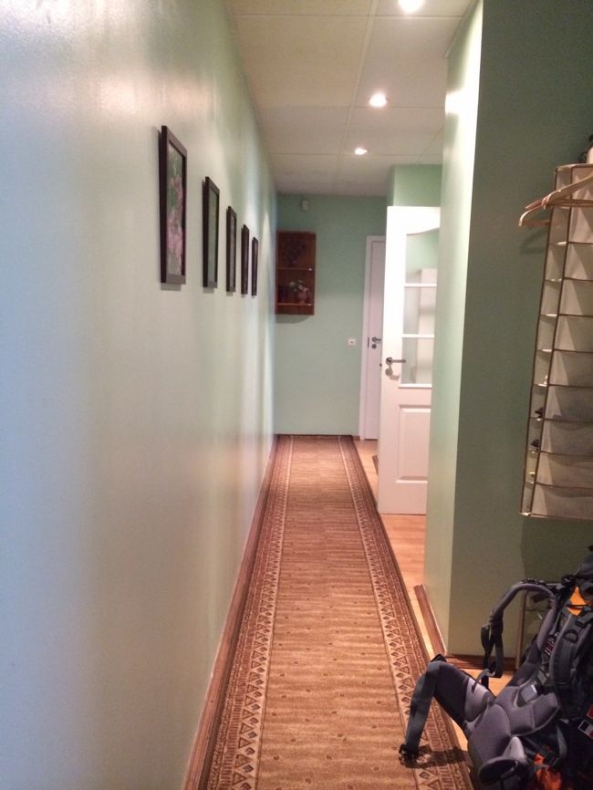 タリンの宿はアパートメントにしてみました。<br /><br />地図と住所を頼りにバス停から向かったのだけど、完全に住宅街。<br />多分ここだろうなというところの近くにいた香水プンプンのマダムにここで合ってるか聞いてみたら、「あっちよ！」と違うところに連れて行かれました。<br />でも住所が全然違う。<br />別の人に聞いてみたら、やっぱり最初の場所であってた！！<br />んもー！<br /><br />予約した時のメールには、アパートメントに着いたらオーナーのolgaさんに電話してって書いてあったので、近くに着いたら公衆電話探して電話しようと思ってたんだけど、全然ない。<br />一応約束の時間だし、olgaさん出てこないかなーとしばらく待ってみたけど出てくる気配なし。<br />そこに通りかかったおばさんに公衆電話がないかと聞いたら、このあたりは全然ないとのこと。<br />どうしようかと考えていたら、おばさんが電話したいのかと聞いてきました。<br />なので、このアパートメントを予約していて、到着したのでオーナーに連絡したいのだと伝えたら「どこから来たの？日本？OK、私がかけてあげる！番号は？」とおばさんがolgaさんにかけてくれました。<br />olgaさんと連絡が取れて、おばさんは「じゃ、私は息子が待ってるからいくわね」と去っていきました。<br />なんていい人なんだー…、ありがとうございます。<br /><br />olgaさんと無事あえて、アパートメントに入ることができました。<br /><br />入り口のドアを開けるとまずこの廊下があって、右側に部屋があります。<br />手前から寝室、リビング、キッチンで、突き当たりがトイレとシャワールーム。