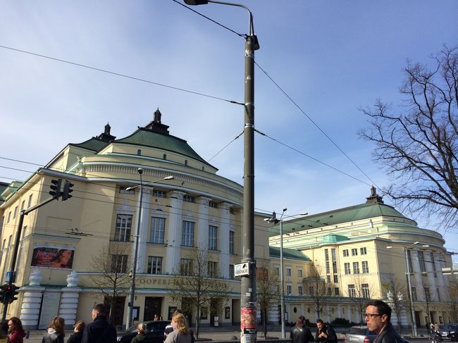 今日は観光はせずに、芸術鑑賞であります。