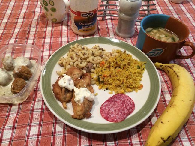 バレエが終わったのが22時ごろ。<br />そこから食事に行く元気はなかったので、さっきチェックしたスーパーでお惣菜を買って宿に戻りました。<br /><br />左のタッパに入っているのは北欧でよく食べられるミートボール。<br />お皿のお惣菜は魚のフリット、ショートパスタ（ひき肉が入ってます）、ピラフ、サラミ。<br />そろそろ日本の出汁の味が恋しくなり、日本から持ってきたフリーズドライのお味噌汁。<br />おつまみにチーズも買いました。<br />日本ではちょっとしたかけらが1000円くらいしそうなチーズが2ユーロくらい。<br />乳製品好きにとってヨーロッパは天国ですね（笑<br />味は、がっかりすることもないけど、特別絶賛するほどでもない、見た目から想像したとおりの味でした。<br />全体的にぼんやりした味付けだったような。<br />普通においしかったけどね。<br /><br />そして、エストニアに来て一気に物価があがった気がします。<br />お惣菜も、日本よりちょっと安いかな？くらいでした。
