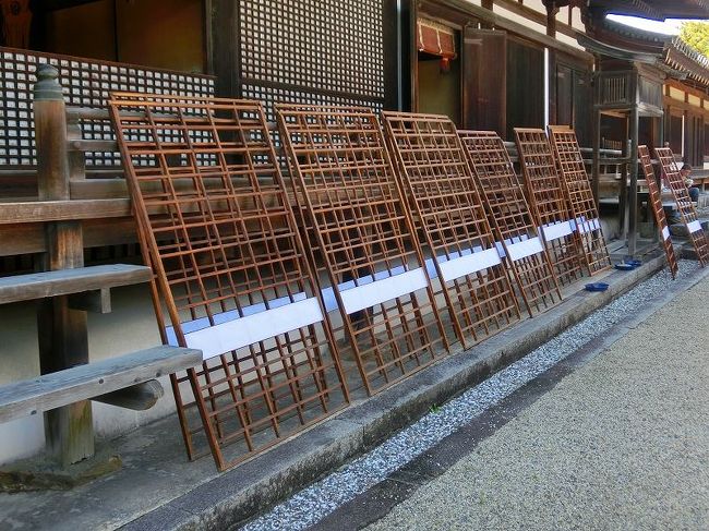 聖霊院のとなりで障子張りをしていました