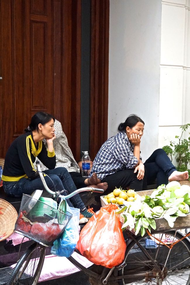 暑い国だからちょっとよその入り口で<br />一休み