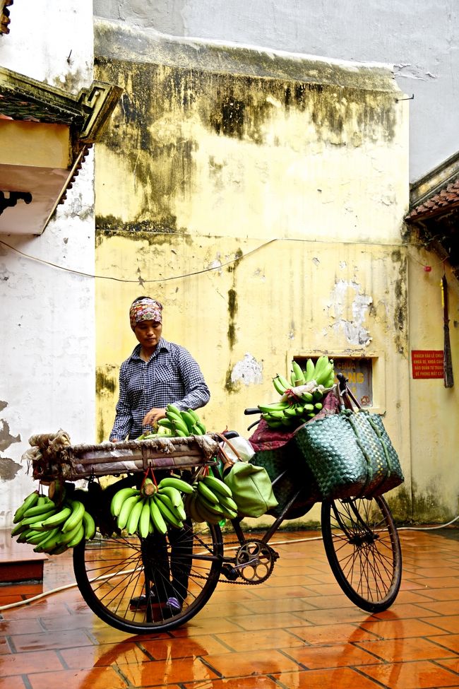 これ上のお寺の<br />お供え物のバナナを売りに来ていたのかな