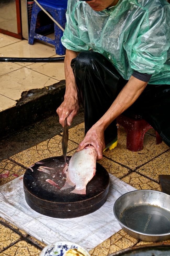 フレッシュな魚を目で見て買って<br />三枚におろしてくれるって<br />日本じゃなかった