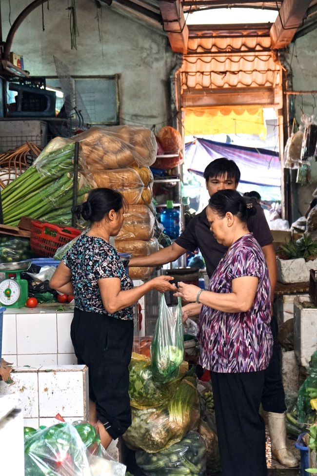 市場の建物の中に入ってみた