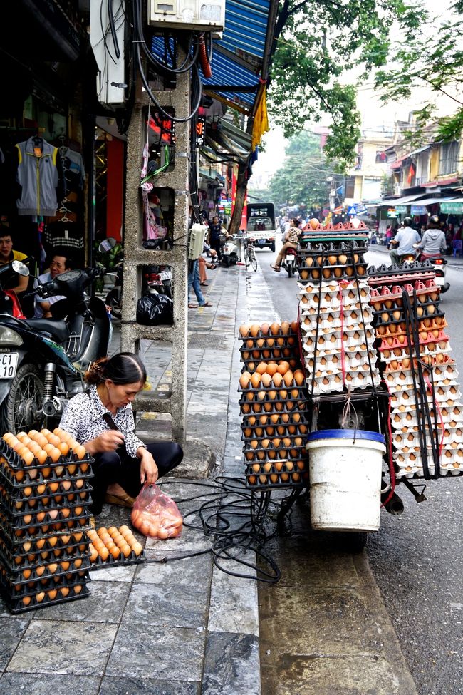 物売りのおばちゃん達が沢山いるから<br />いちいちマーケットに行かなくても便利だ