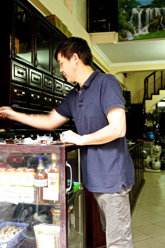 臭いにつれられ<br />漢方薬ストリートに来てしまった