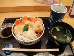 それでは昼食のお時間で、寿司屋通りにある「ひきめ」さんで海鮮丼をいただきました。
