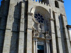 緩やかな傾斜をトコトコ歩いて、カテドラルへやって来ました。
もとは要塞として12世紀に建てられ、17〜18世紀に改修されたとか。