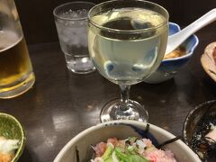 少し時間があったので、小松空港で夕食。
菊姫大吟醸が置いてありました。
菊姫は、20年ほど前にはまった懐かしいお酒。
その話をすると、菊姫を扱っている斜め向かいの店を案内してくれました。