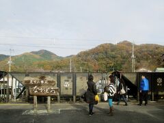 秩父鉄道、長瀞駅に到着です。山の紅葉は最盛期かな、ちょっとぼやけていますね。