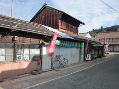 明智川に架かる橋を渡って十六銀行向かいに在る商店「もすけ」、

何か古めかしい感じが「おでんと五平餅」が美味しそうに思えたので、五平餅を買って頂きました。
味はそれなりに美味しかったです！、１本￥１５０でした。