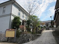 左が「日本大正村役場」、左が「大正村役場展示館」。

ゆるい坂道がとても好い感じです～、まだ時間が早いのか観光客もいなくて静かです。