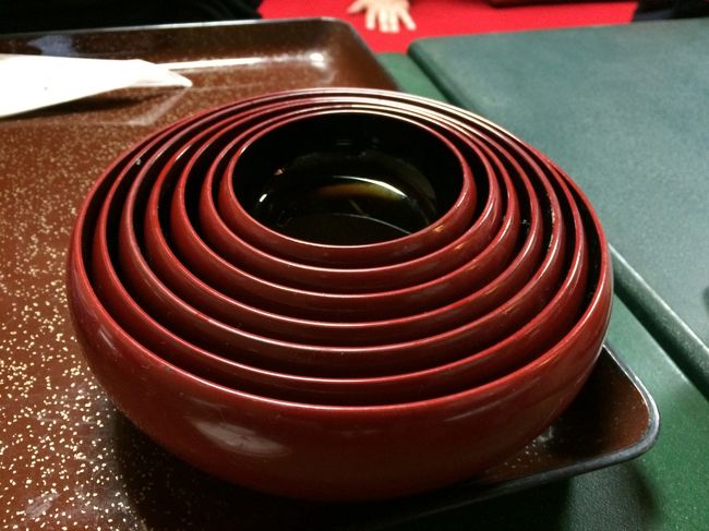 食べ終わった丸い鉢を重ねていくと 一つにまとまります。<br />きれいに残さずに食べてねとの 説明もありました。<br />