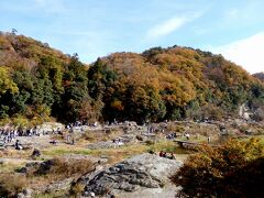 名勝天然記念物の長瀞岩畳へ。隆起した結晶片岩が広がります。
壮大な風景です！！
