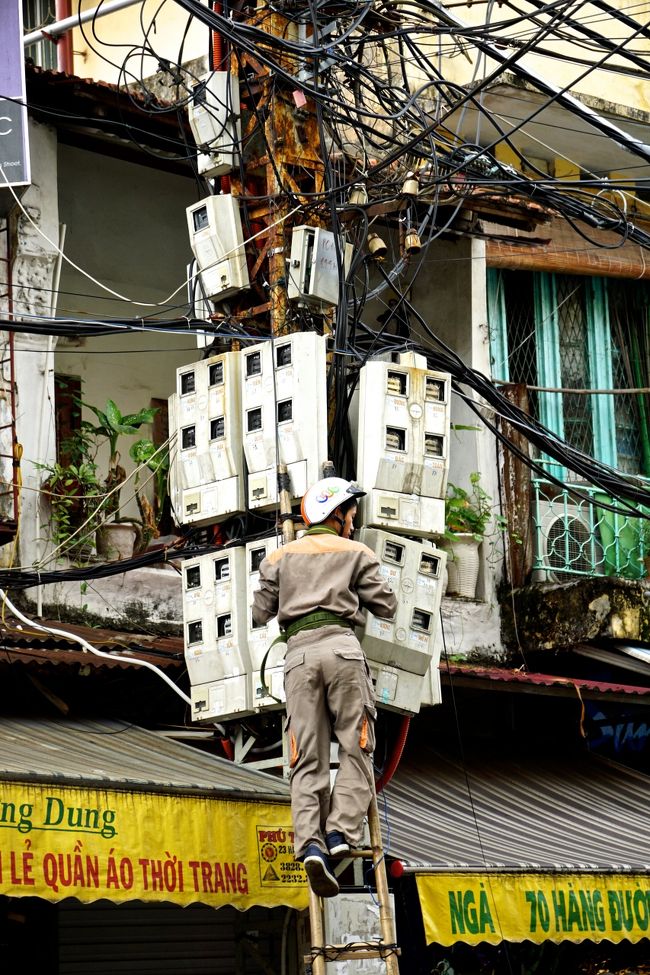 電気工事の兄ちゃん<br />この配線でちゃんと修理出来るのかぁ〜