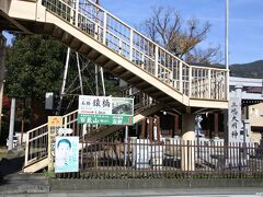 駅前の道を進むと国道２０号線に出ます。

三嶋大明神の横にある案内板では猿橋まで１．３Ｋｍですから、２０分ほどで歩けそうです。