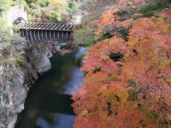 猿橋の上から覗きこむ紅葉に彩られた渓谷

橋から桂川の水面までは３０ｍあるそうです。
この断崖絶壁に橋を架けるのは大変だったことでしょうね。