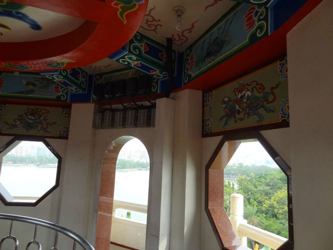 7段目です。ナメてました。柵が低い！！こわくて外、歩き回れない。すぐに中に戻りました。<br />みなへっちゃらで外に出て歩いたり写真を撮ってたりしてた。うらやましい。。