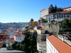 大聖堂からはひたすらドンルイス1世橋を目指し、ドウロ川へ出てきました。
思っていたほどの距離感はなく、直ぐでした。