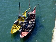 真下には昔あの船でワインを運んでいたのではないかと思われる、小船が２隻。