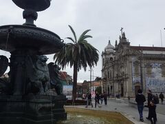 ゴメステイシェイラ広場。奥に、Igreja da Nossa Senhora das Carmelitas Igreja do Carmo（カルモ教会）が見えています。
