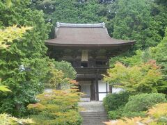 南西へ4kmほど走り，奈良市忍辱山町の円成寺．
756年創建，本尊は阿弥陀如来．
写真は楼門．
楼門前には平安後期の作で国名勝の池を中心とする浄土式庭園が広がる．
拝観時間9:00〜17:00，拝観料\400，無休，駐車場あり．