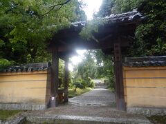 般若寺から西へ7.5kmほど，奈良市秋篠町の秋篠寺．
移動の20分程の間はゲリラ豪雨に遭う．
秋篠寺到着時には何とか止んでくれた．
寺は奈良時代の創建とされる．本尊は薬師如来．
拝観時間9:30〜16:30，拝観料\500，無休，駐車場あり．

