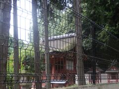 この日の最後は宇奈多理座高御魂神社．
八幡神社から東へ3.5kmほど，奈良市法華寺町に鎮座する．
平城宮跡の東，法華寺の近くである．
コンクリートの塀とフェンスで覆われ社殿はなかなか見えない．
本殿は室町前期の建造，三間社流造，檜皮葺，国重要文化財．
駐車場は平城宮跡を利用が順当か．法華寺側から入り畑の脇に停めざるを得なかった．