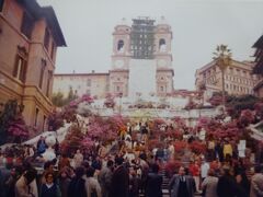「ローマの休日」で有名なスペイン広場（ツツジがいっぱいでした。）上の教会はトリニタ・ディ・モンティ教会です。