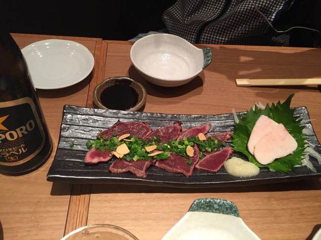 バスで博多駅まで戻り<br />お目当のもつ鍋屋さんへ。<br /><br />なかなか見つからず<br />彷徨った末<br />心優しい博多美人さんに<br />教えてもらい<br />無事に到着！<br /><br />おおやま さんにて<br />まずは馬刺し！