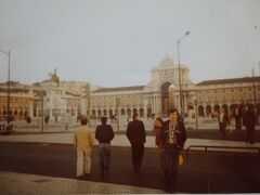 コルメシオ広場（海の玄関口です。）（中央が勝利のアーチ 左がドン・ジョセ１世の騎馬像）