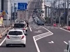 松江から美保神社へ行く途中で江島大橋を通ります。(お急ぎの際は通らないルートもあります）
島根側から鳥取側へ行く際に見られるこの景色。こうやってみるとすごい急斜面ですが、実際はベタ踏みしなくても大丈夫です・・・