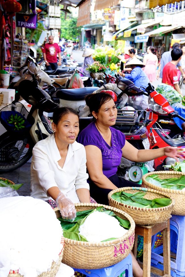 米麺を売っています。<br />白だから色が飛んだ<br />やる気なさそうな２人