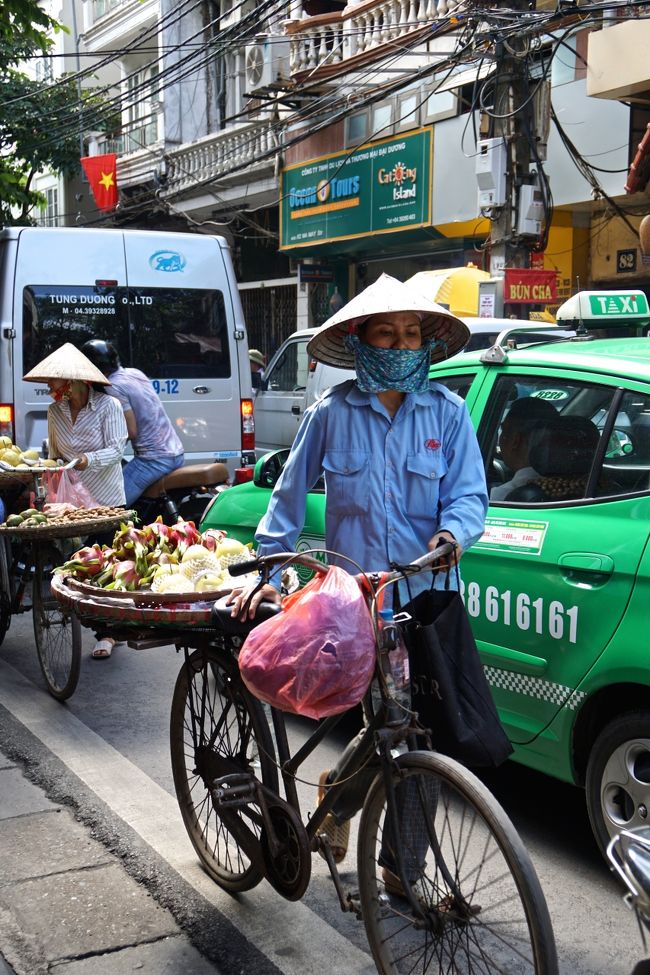 日本のように歩道や車道が狭いうえ物売りの自転車<br />やシクロ、バイク、車そして人が通るから注意１００％