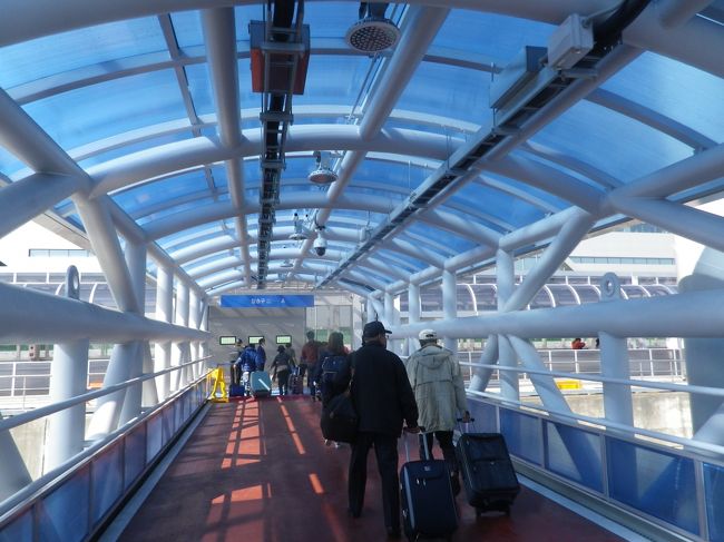ビートルから降りて韓国に入国する為、入国ホールに向かいます