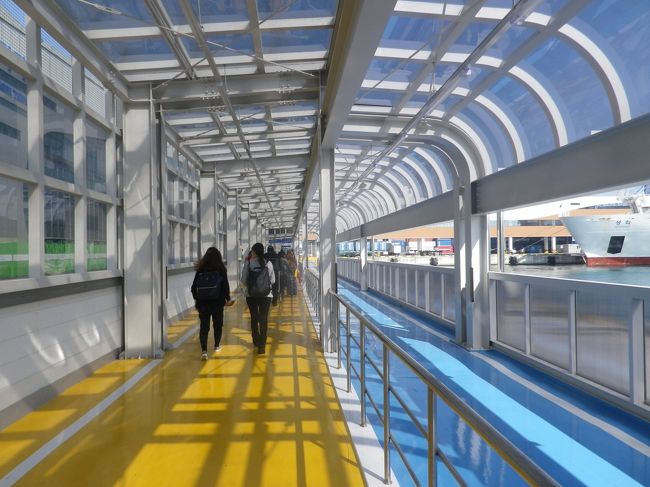 ビートルから降りて、新しくて綺麗な通路を歩いて入国ホールに向かいます