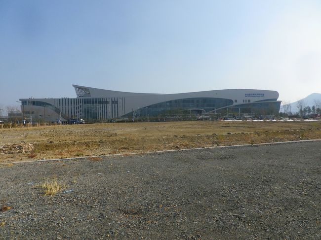 釜山駅付近から見る釜山港の新国際旅客ターミナル、広大な原っぱの先にあります