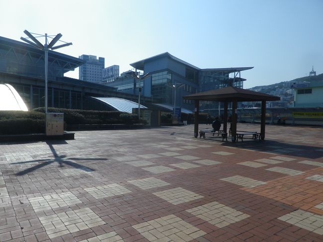 釜山駅の2階にある広場、ベンチもある広場です